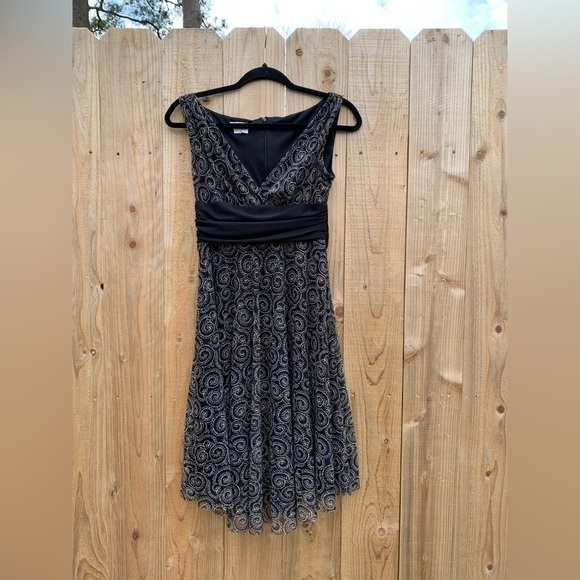 London Times Side Tie Moc Wrap Jersey Dress Women's Size 6 Petite Black Swirl - Picture 2 of 6